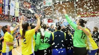 שחקניות מכבי ראשל"צ חוגגות