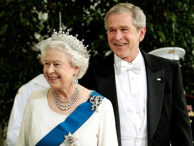 המלכה אליזבת וג'ורג' בוש