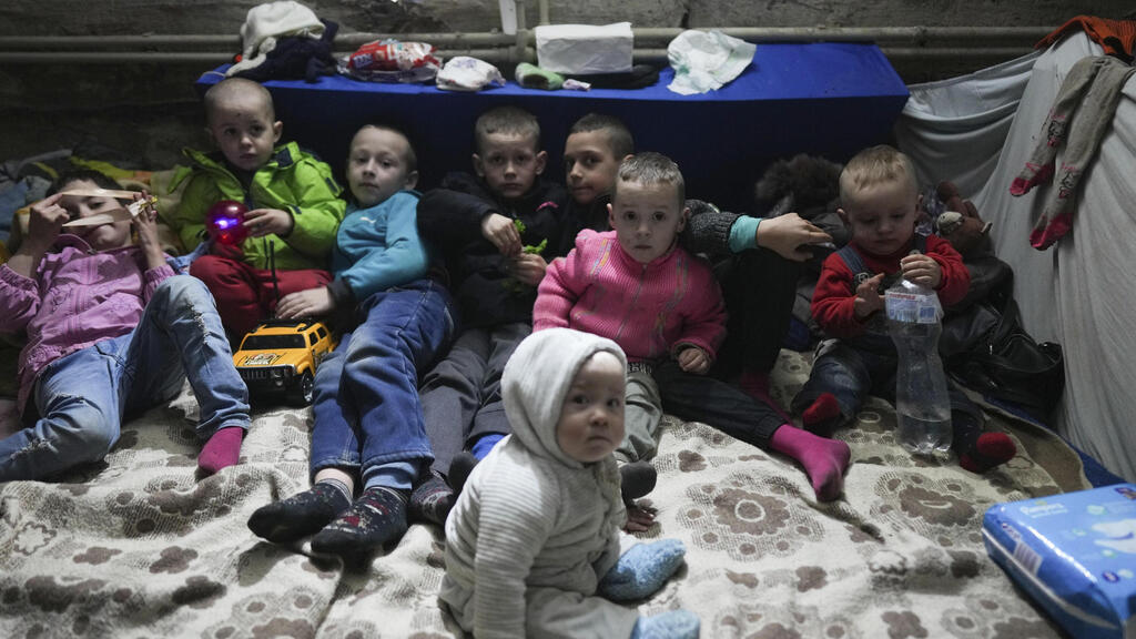 Children in a shelter in Mariupol (Photo: AP) ילדים במקלט במריופול