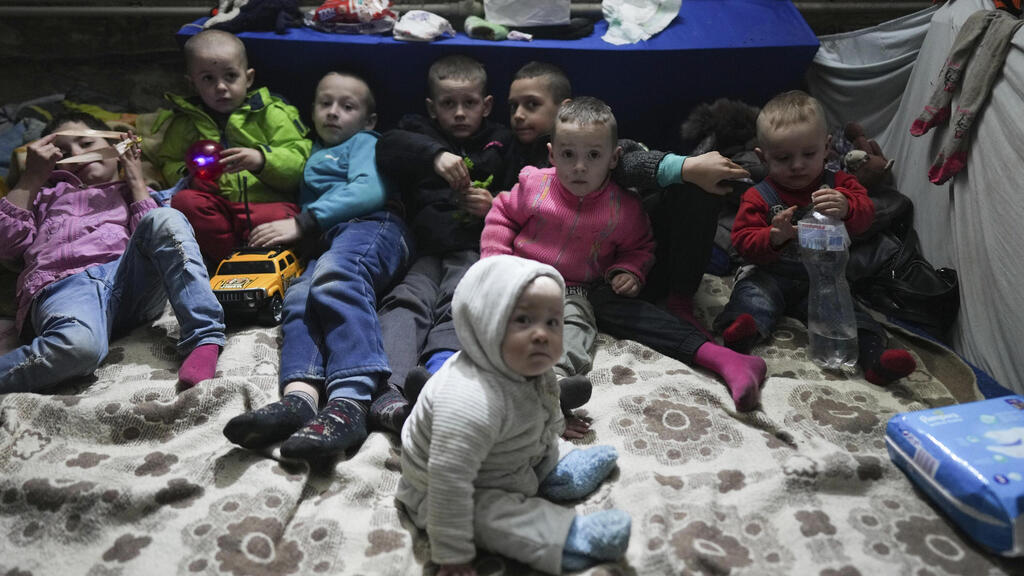 Children in a shelter in the shelled city of Mariupol (Photo: AP) ילדים במקלט במריופול
