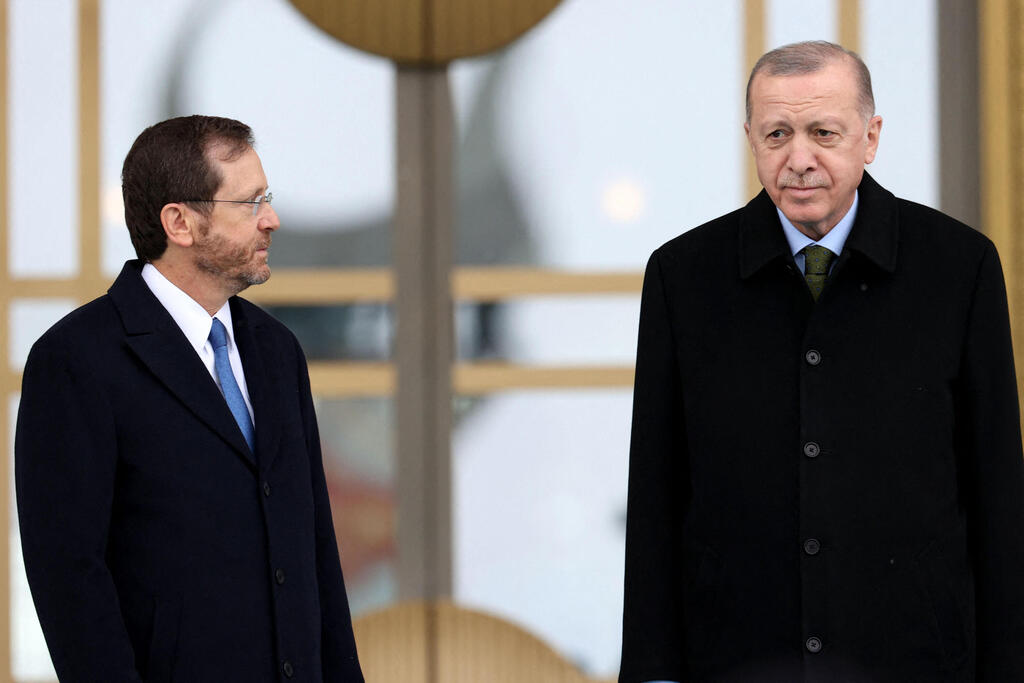 Isaac Herzog and Tayyip Erdogan (Photo: AFP) נשיא המדינה יצחק הרצוג עם נשיא טורקיה רג'פ טאיפ ארדואן