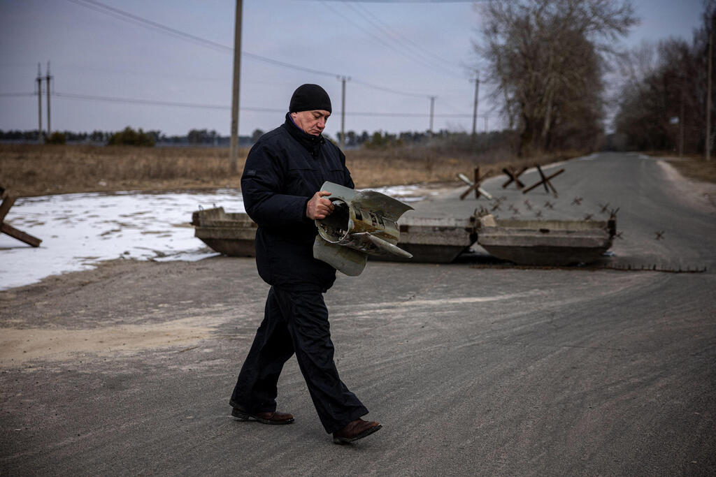 חיל ה הגנה הטריטוראלית האוקראינית אוחז שבר מטיל רוסי מזרחית לקייב 