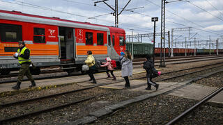 נשים וילדים ש ברחו מ אוקראינה הולכים ל עלות על רכבת כדי ל העביר אותם ל תחנת ה רכבת ה ראשית של פשמישל ל אחר ש חצו את מעבר ה גבול ה פולני ה אוקראיני משבר מלחמה רוסיה אוקראינה