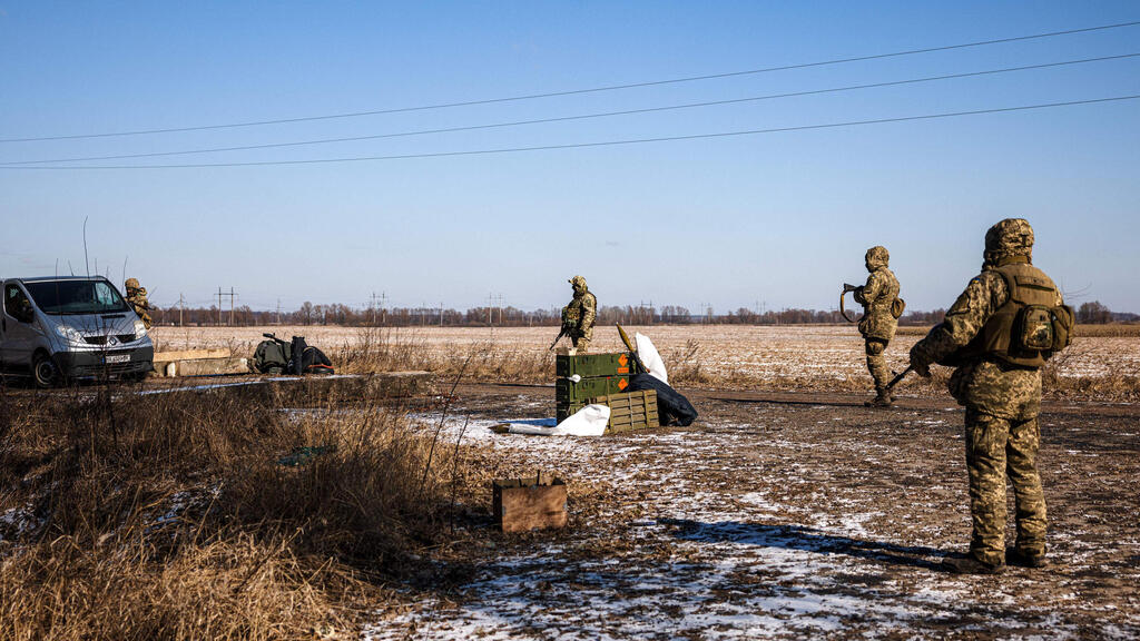 חיילים עומדים במחסום מזרחית לקייב 