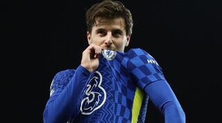 מייסון מאונט מנשק את הסמל של צ'לסי