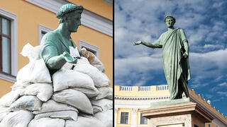אודסה, פסל של הדוכס רישלייה. מימין: בימים יפים יותר. משמאל: מבוצר בשקי חול במלחמה
