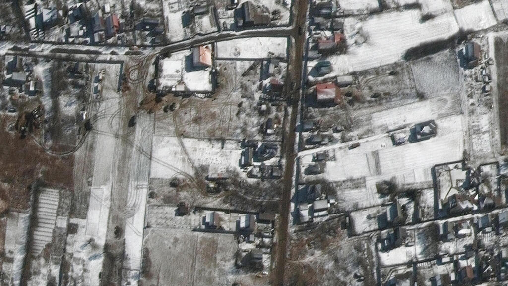 Колонна начала рассасываться (Фото: EPA/MAXAR ) כלי רכב צבאיים רוסיים בכבישים באזור אוזרה סמוך לנמל התעופה אנטונוב