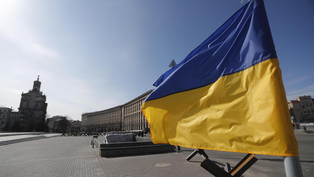 A Ukrainian military checkpoint in Kyiv (Photo: EPA) מחסומים נגד טנקים במרכז קייב