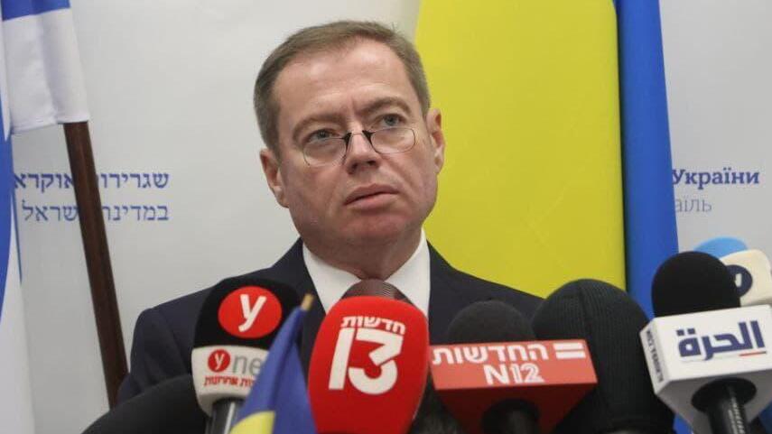 יבגן קורנייצ'וק שגריר אוקראינה במסיבת עיתונאים