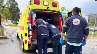 צוות מד"א מפנה את הפצוע