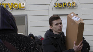 אוקראינים קונים כלי נשק בלבוב