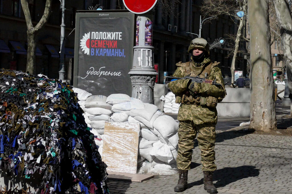 Ukrainian soldier stands guard in Odesa, Ukraine (Photo: Reuters) חייל אוקראיני באודסה