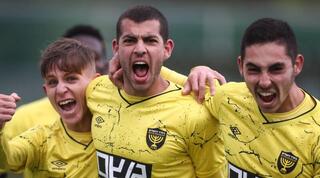 שחקני בית"ר חוגגים עם סער אלמוזנינו