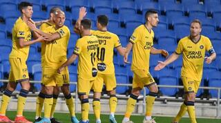 שחקני מכבי ת"א מברכים את פריצה