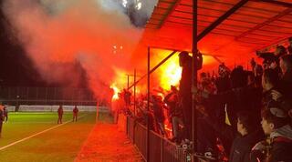 אוהדי בית"ר מעודדים באימון