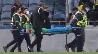 ארנסטאס שטקוס מפונה על אלונקה