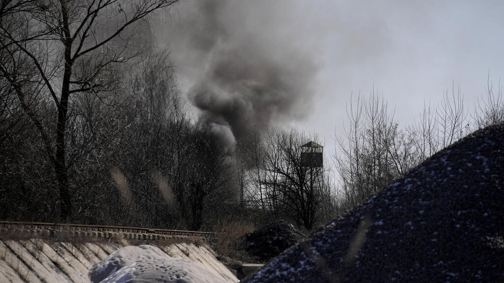 וסילקיב דרומית מערבית לקייב עשן עולה בעקבות הפגזות רוסיות משבר מלחמה רוסיה אוקראינה 