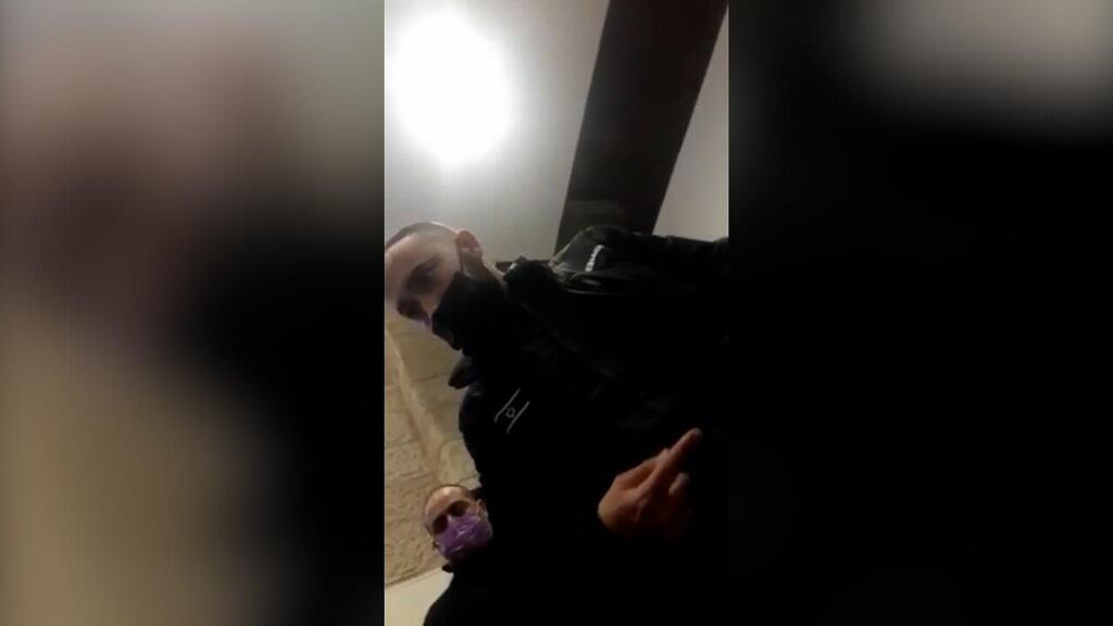 Разговаривавший с Мариной сотрудник в аэропорту הפקח