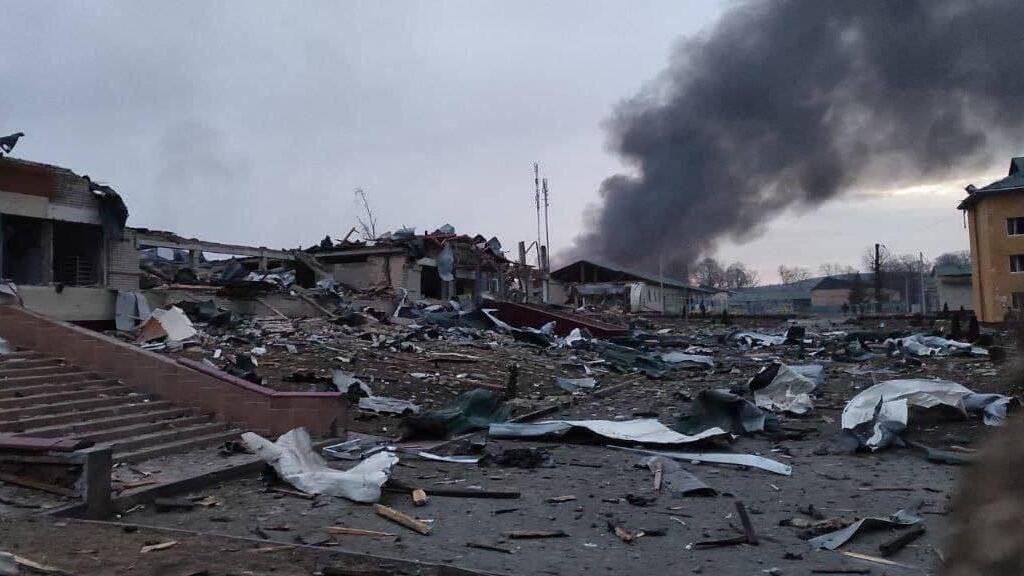 Smoke bellows from the Yavoriv military base עשן עולה מ אזור בסיס צבאי יבוריב ב מערב אוקראינה ליד גבול פולין בעקבות מתקפת טילים של רוסיה