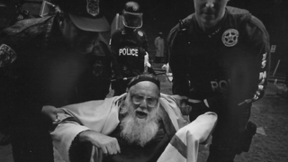 ווסקאו נעצר ב-2004 בהפגנה נגד העברת חוק מס פדרלי שהעשיר את מי שהוא כינה "היפר-עשירים" והכביד את הנטל על העניים