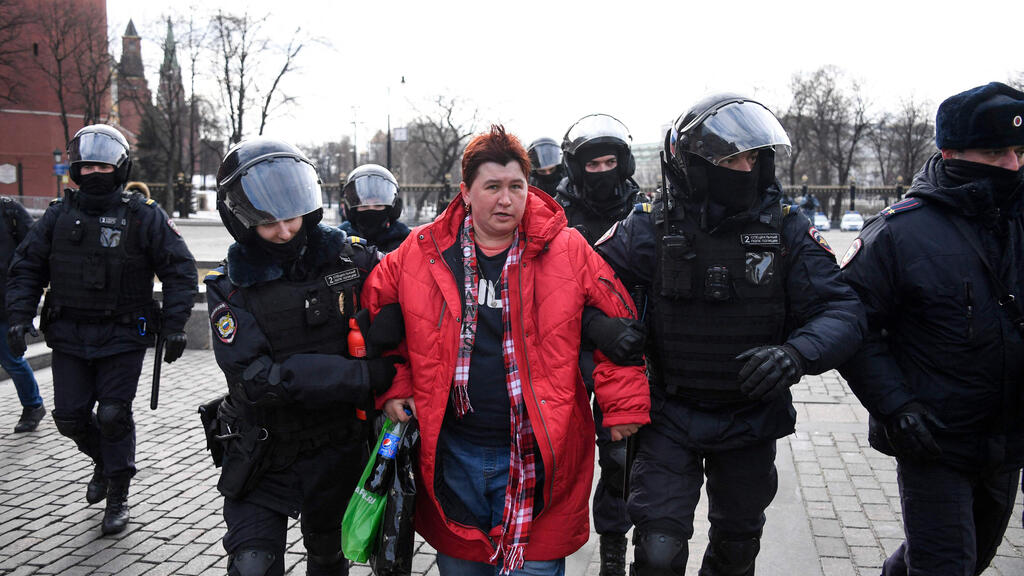 שוטרים במוסקבה עוצרים אישה שהפגינה נגד המלחמה באוקראינה