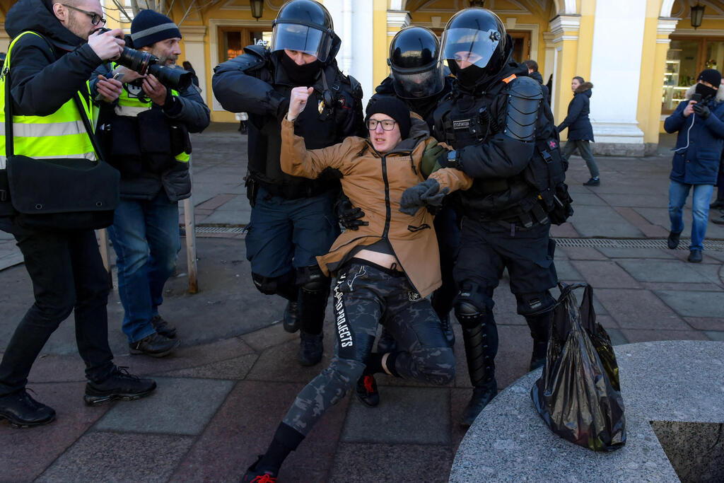 שוטרים בסנט פטרסבורג עוצרים מפגינים שהפגינו נגד המלחמה באוקראינה