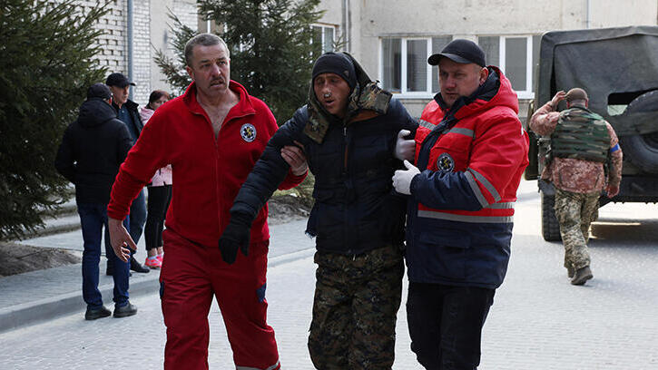 A serviceman evacuated from the attacked Yavoriv military base (Photo: Getty Images) פצוע נלקח לבית חולים