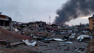 עשן עולה מ אזור בסיס צבאי יבוריב ב מערב אוקראינה ליד גבול פולין בעקבות מתקפת טילים של רוסיה