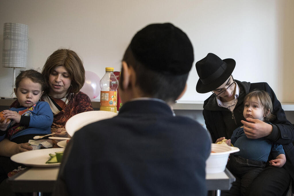 Children and their companions from an orphanage in Odesa, Ukraine, eat after their arrival at a hotel in Berlin, March 4, 2022 (Photo: AP) Children and their companions from an orphanage in Odesa, Ukraine, eat after their arrival at a hotel in Berlin, March 4, 2022