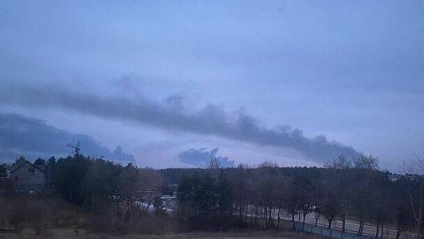 עשן עולה מ אזור בסיס צבאי יבוריב ב מערב אוקראינה ליד גבול פולין בעקבות מתקפת טילים של רוסיה