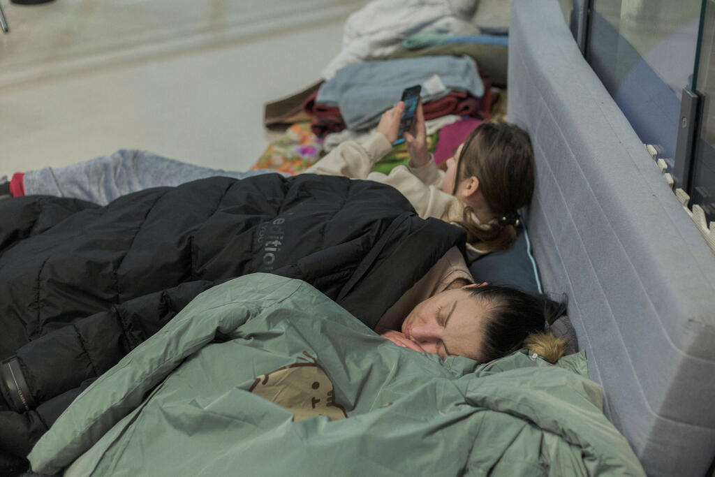 פליטים מאוקראינה בתחנת הרכבת של ורשה
