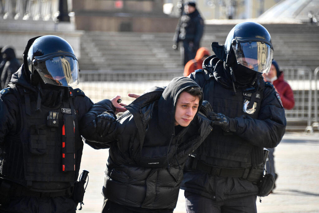 שוטרים במוסקבה עוצרים מפגינים שהפגינו נגד המלחמה באוקראינה
