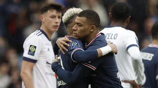 ניימאר ואמבפה חוגגים