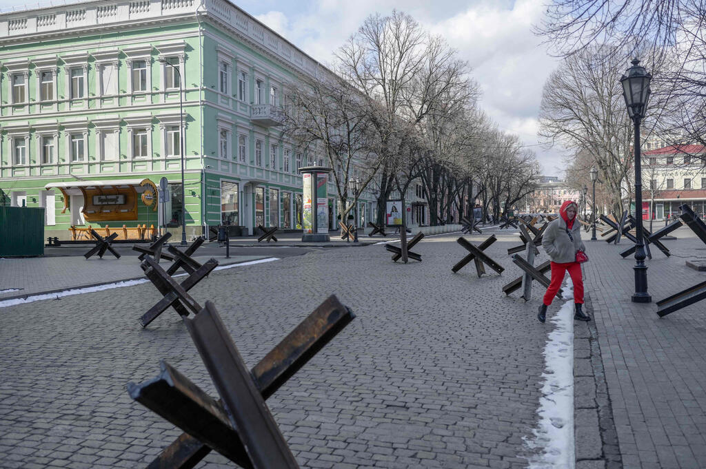 Anti-tank obstacles scattered around the streets of Odesa, Ukraine (Photo: AFP) מכשול נגד טנקים מבזנטים בעיר אודסה משבר מלחמה רוסיה אוקראינה