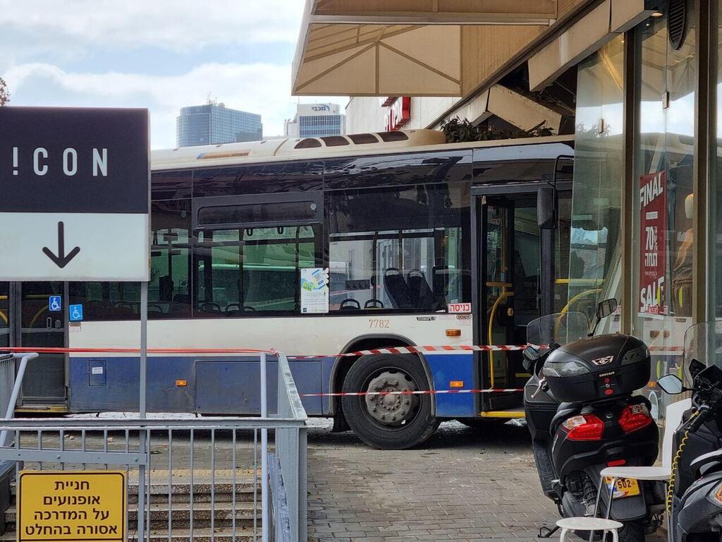 תיעוד מפגיעת האוטובוס בחנות פולגת ברחוב אחד העם, תל אביב