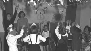 "לכולנו כתר על הראש". מסיבת פורים בגן ילדים, 1950
