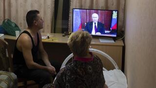 אזרחי אוקראינה בעיר דונייצק צופים בנשיא פוטין בטלוויזיה
