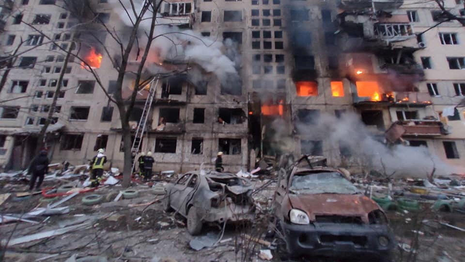 Artillery hit a nine-story apartment building in a northern district of Kyiv (Photo: Reuters) כוחות הצלה מחלצים אזרחים מ בניין בוער שנפגע מהפגזות בקייב