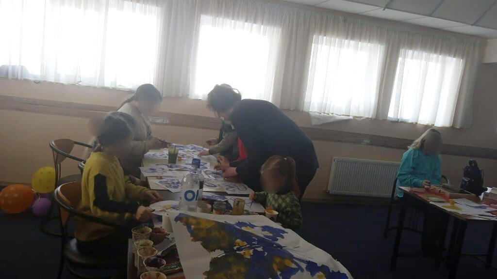 Ольга Маршак в центре репатриантов-беженцев учит детей рисовать (Фото: Светлана Лехтман) Ольга Маршак в центре репатриантов-беженцев учит детей рисовать