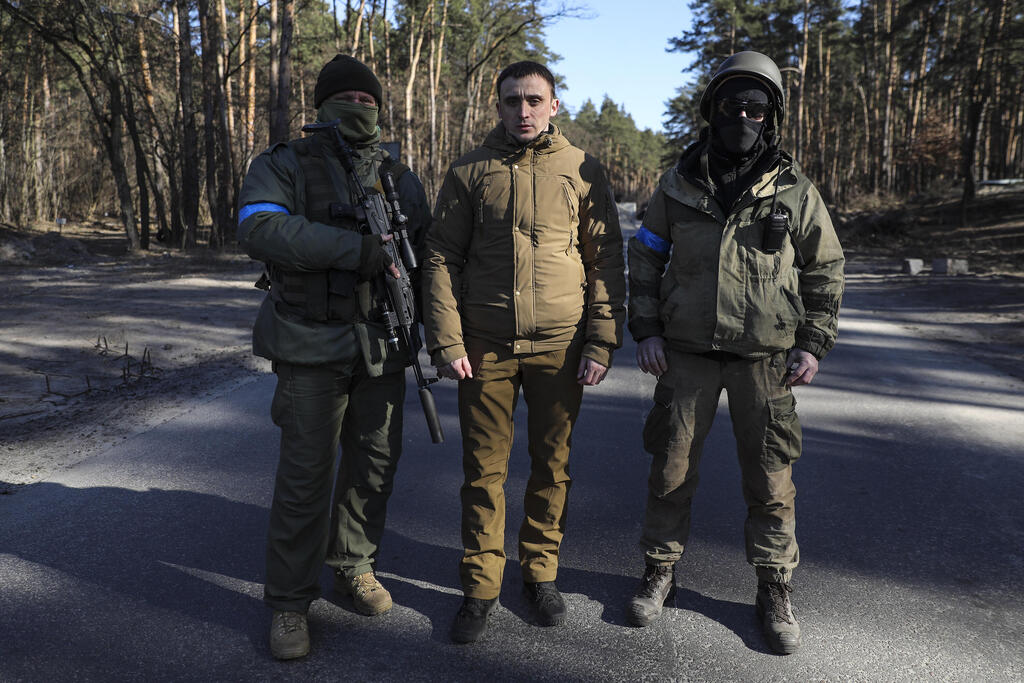 Ukrainian volunteers hold Kyiv's outskirts (Photo: EPA) ויטאי קרופנקו ראש ה קהילה ה טריטוריאלית של מחוז קייב