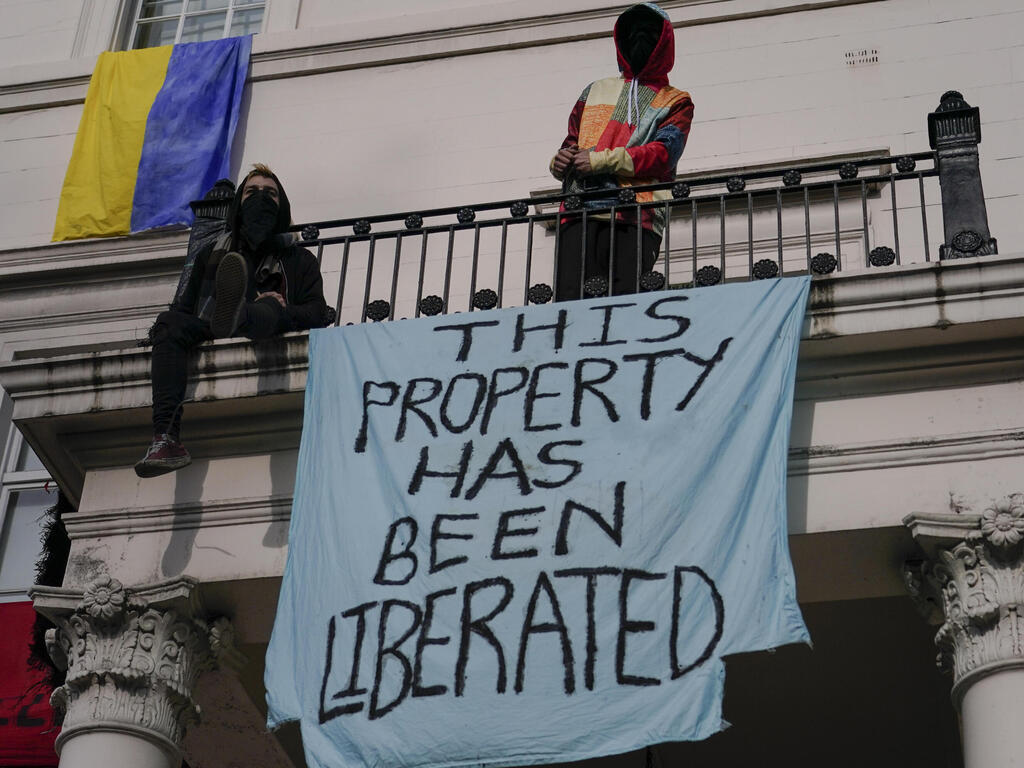 בריטניה לונדון פעילי מחאה כבשו אחוזת אוליגרך אולג דרפסקה מלחמת אוקראינה רוסיהל בניין שנפגע מהפגזות בקייב