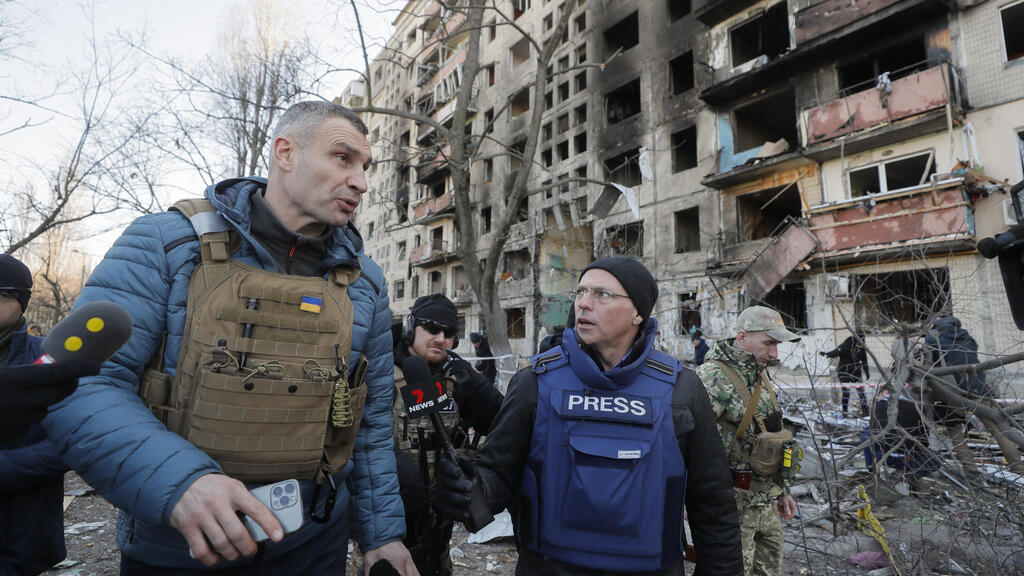 ראש העיר של קייב ויטלי קליצ'קו  מתראיין מול בניין מגורים הרוס משבר מלחמה רוסיה אוקראינה 