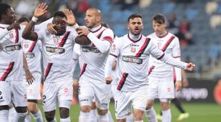 שחקני הפועל ירושלים חוגגים עם וויליאם אגאדה