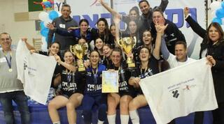 התלמידות חוגגות בענק