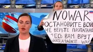 מפגינה מפריעה במהלך משדר של הטלויזיה הרוסית