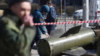 שברים של טיל שלא הפוצץ בדונייצק