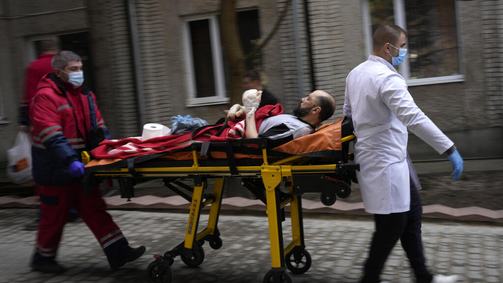 פצוע מפונה לבית חולים במערב אוקראינה