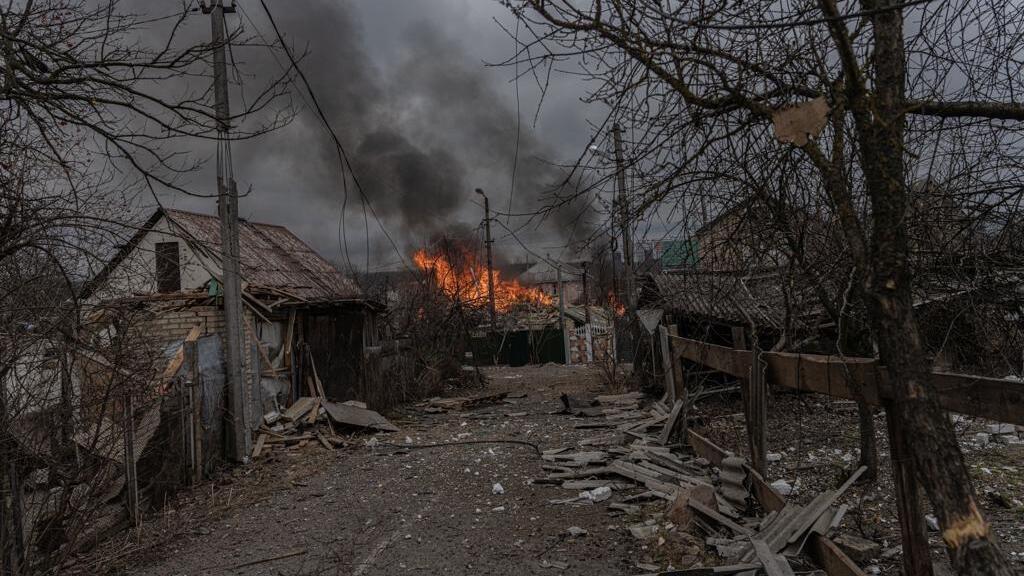 Fire breaks in communities outside of Kyiv as Russians closing in on the capital (Photo: Eric Marmour) פגיעה במבנה באירפין