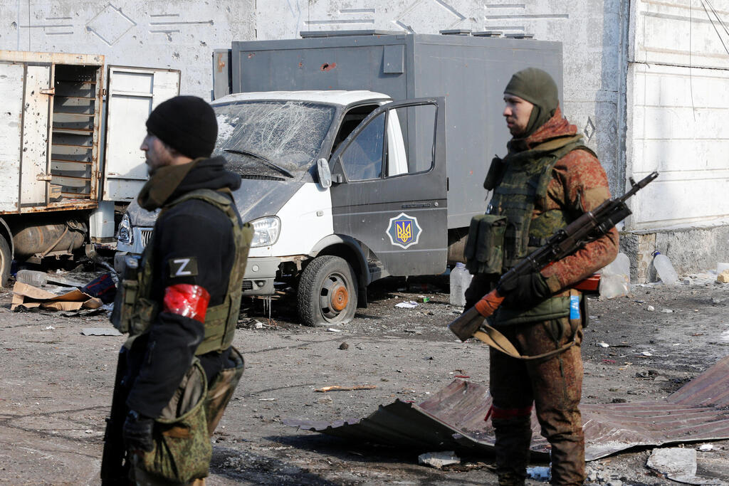 Pro-Russian troops in Ukraine (Photo: Reuters) 12.3 וולונובאחה אוקראינה צבא חייל חיילים פרו רוסים באזור דונייצק מלחמה באירופה פלישה רוסיה משבר