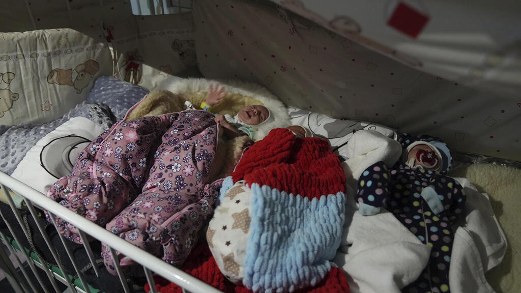 Недоношенные младенцы, оставшиеся без родителей, в роддоме Мариуполя (Фото: AP) פגים שננטשו בבית חולים במריופול